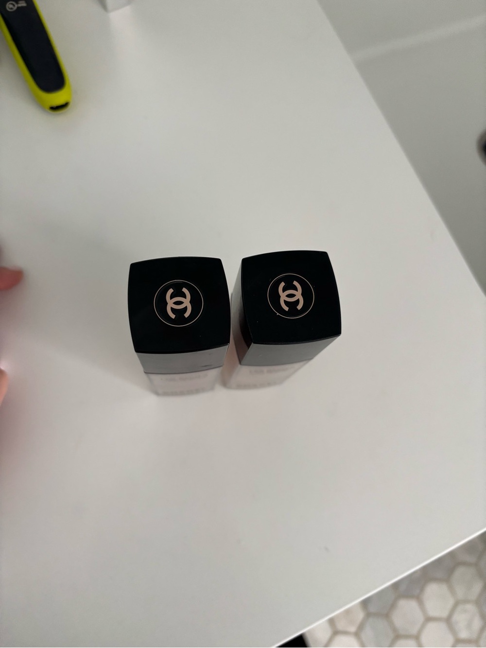 2 CHANEL Les Beiges Water-Fresh Tint — Beige- medium light shade - Picture 4 of 6